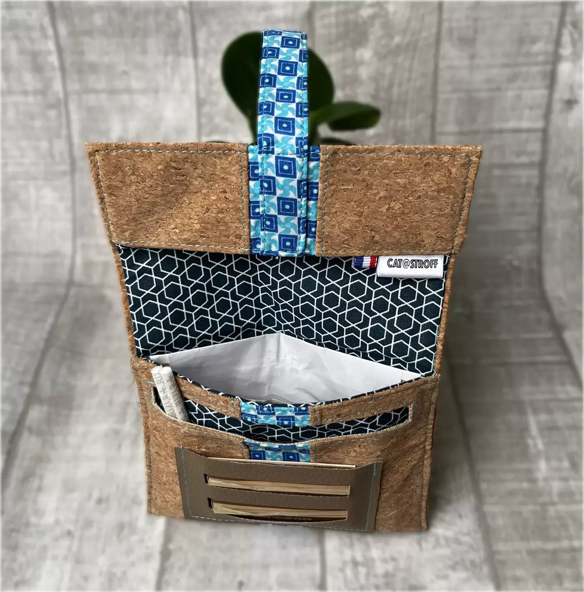 Blague à tabac artisanale CATASTROFF en liège et tissu bleu géométrique.