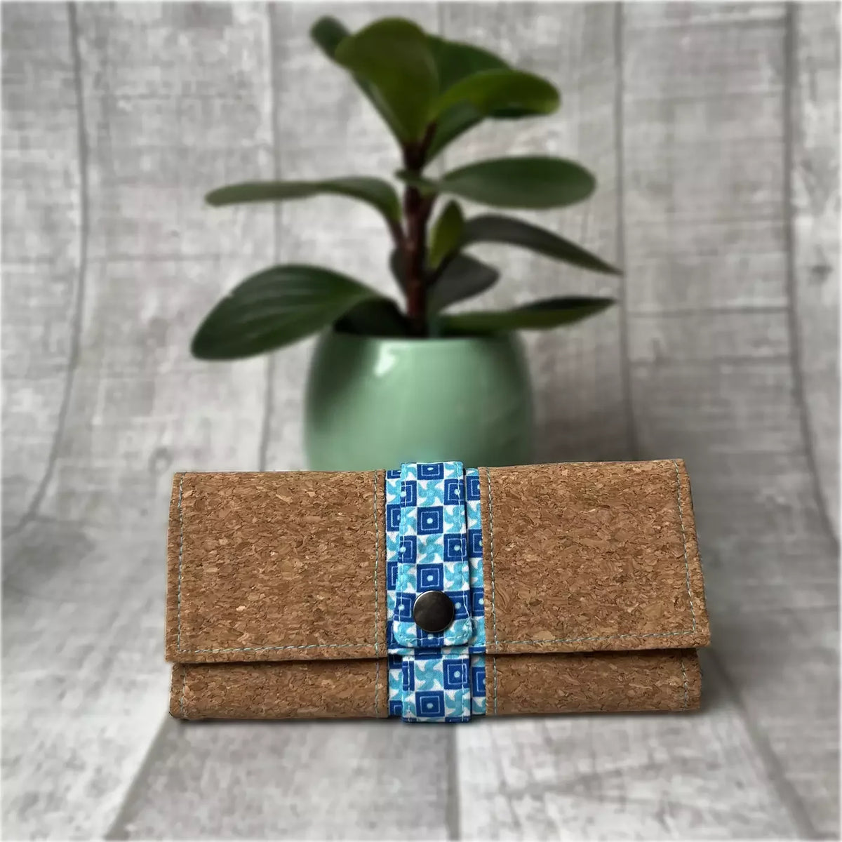 Blague à tabac artisanale en liège avec fermeture à motif géométrique bleu CATASTROFF