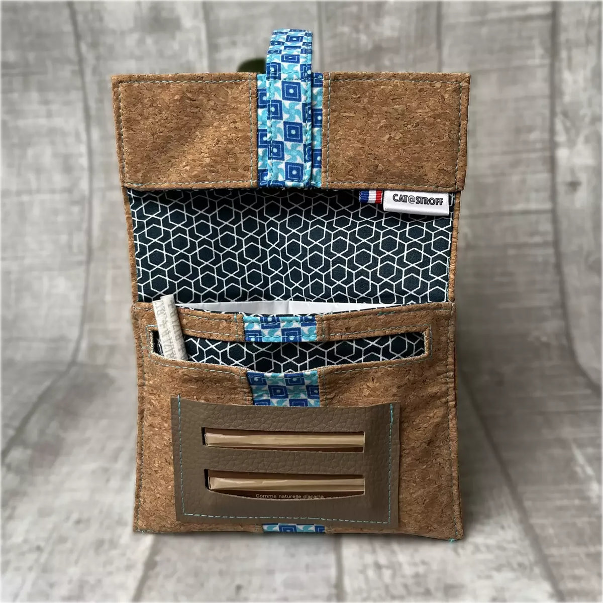 Blague à tabac en liège et tissu bleu géométrique de la marque CATASTROFF.