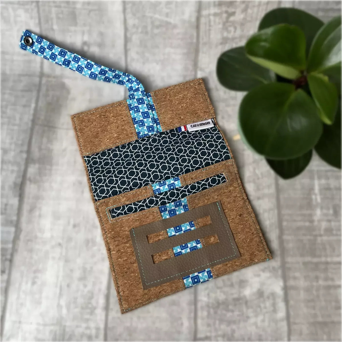 Blague à tabac CATASTROFF en liège et tissu bleu géométrique avec sangle assortie.