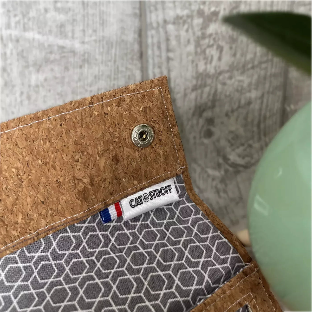 Blague à tabac en liège avec doublure motif géométrique gris et blanc par CATASTROFF.