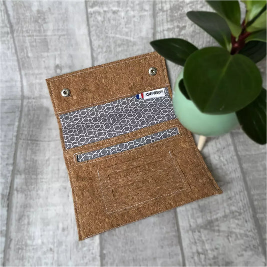 Blague à tabac artisanale en liège avec motif géométrique gris et blanc par CATASTROFF