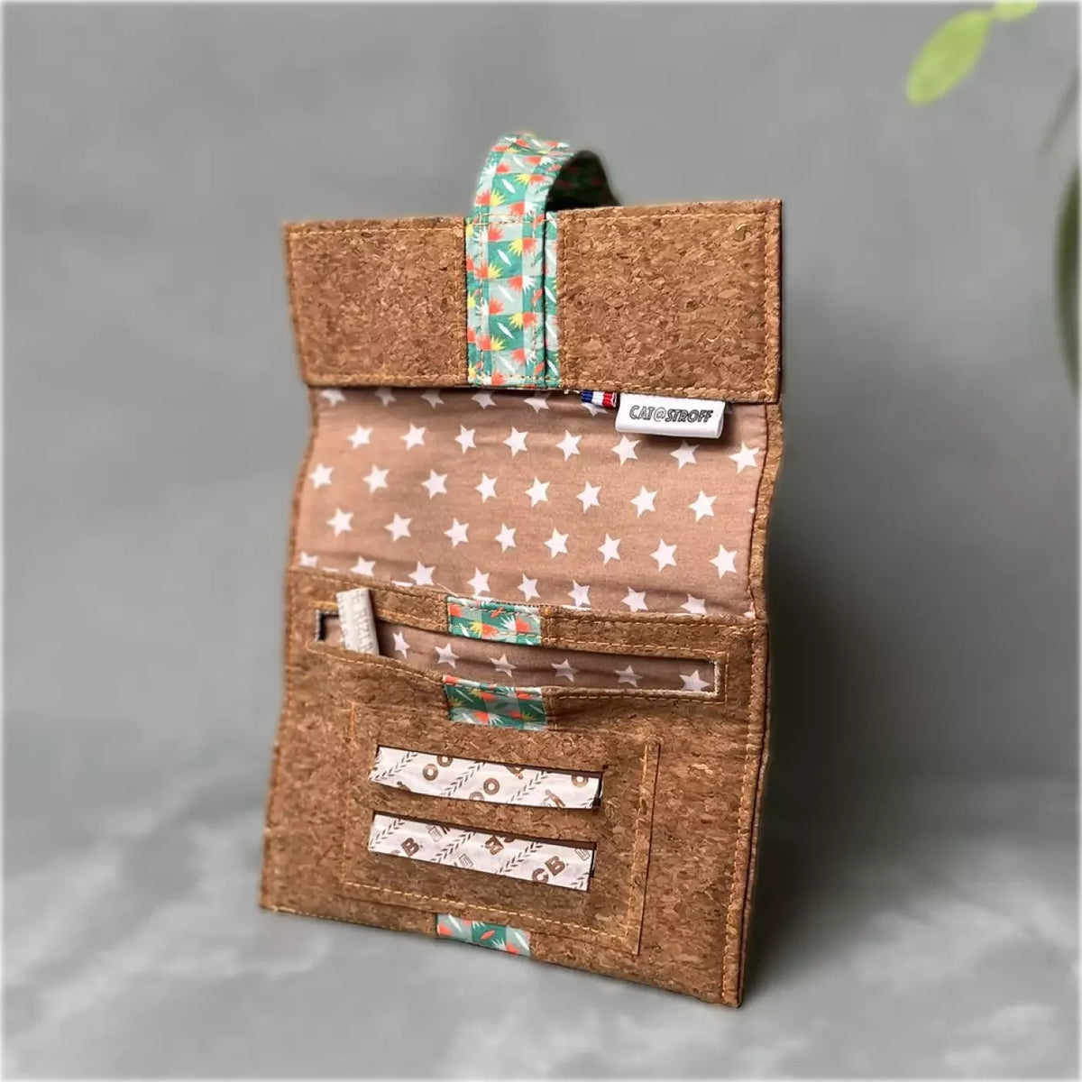 Blague à tabac artisanale en liège avec motifs géométriques néon par CATASTROFF