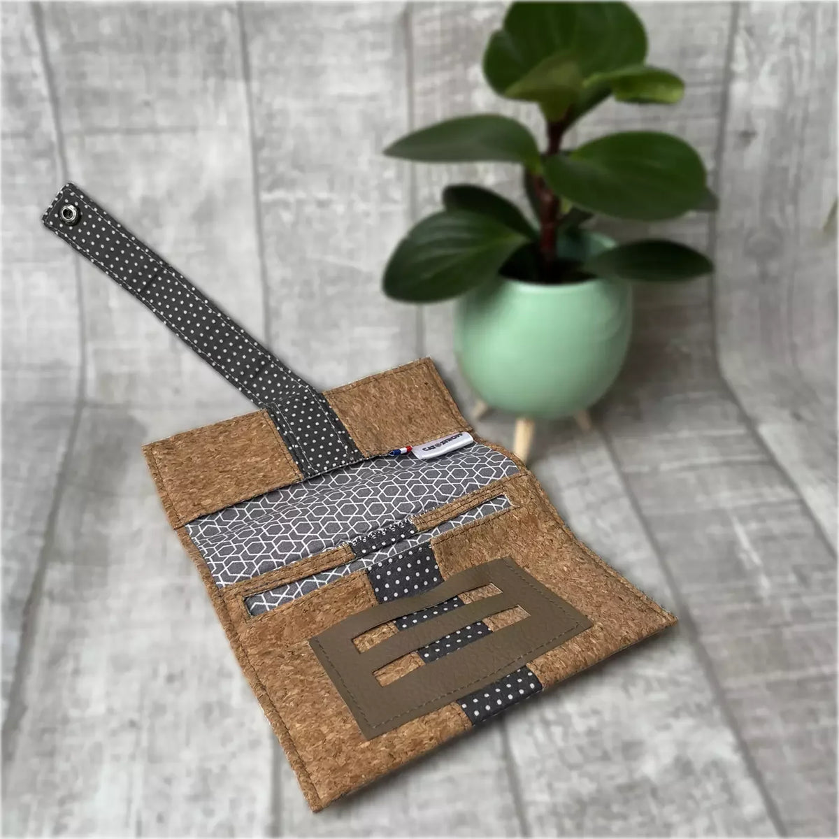 Blague à tabac en liège gris à pois par CATASTROFF, accessoire artisanal fait main.