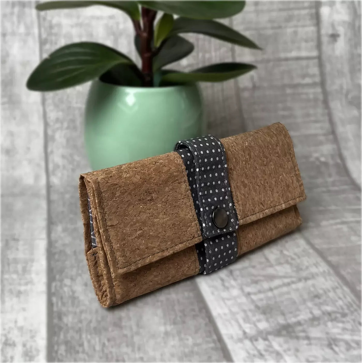 Blague à tabac artisanale en liège gris à pois par CATASTROFF