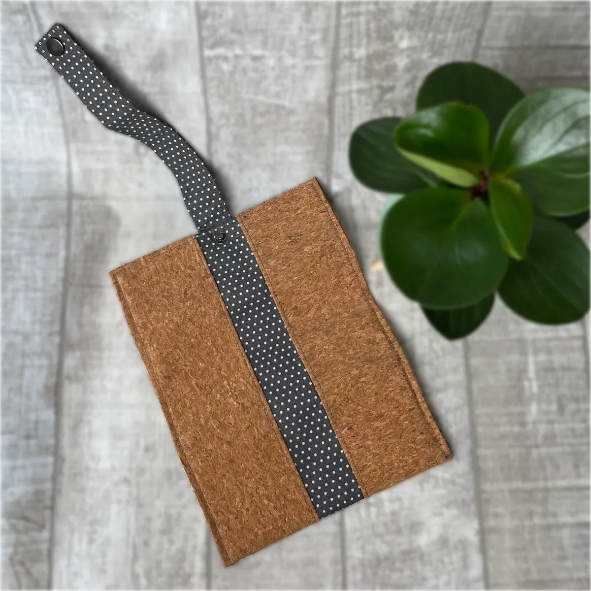 Blague à tabac en liège gris à pois blancs, accessoire artisanal CATASTROFF.