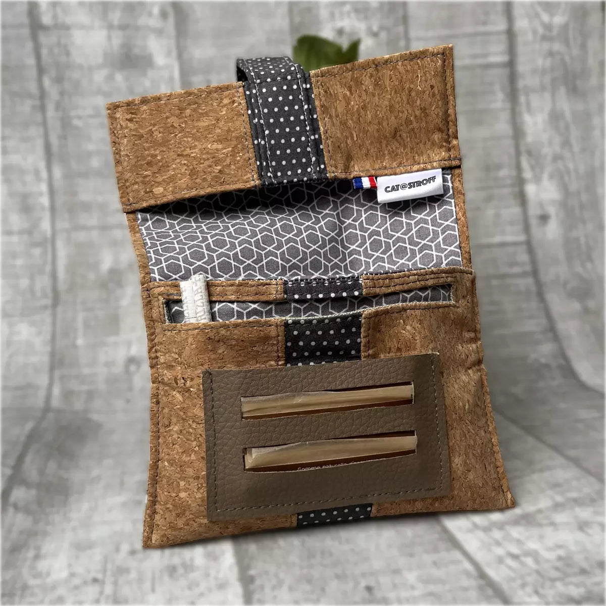Blague à tabac artisanale en liège gris à pois par CATASTROFF