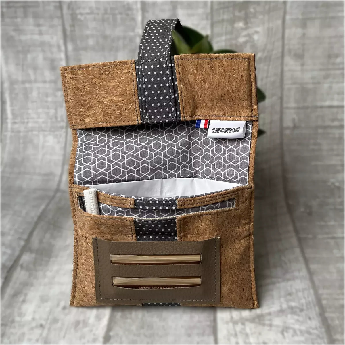 Blague à tabac artisanale en liège gris à pois par CATASTROFF