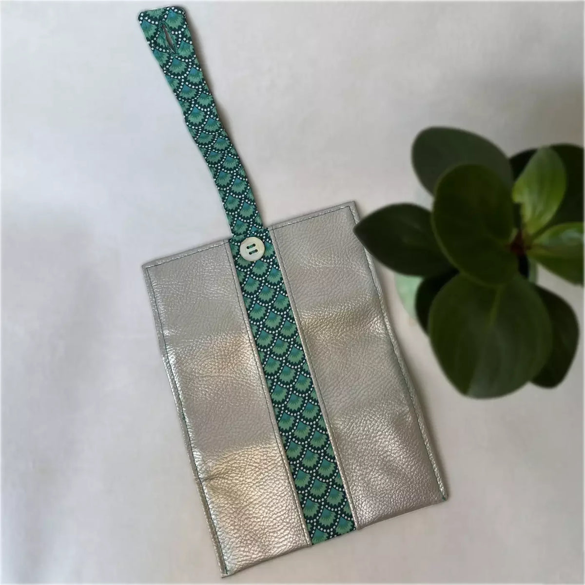 Blague à tabac argenté et turquoise avec motif écailles par CATASTROFF