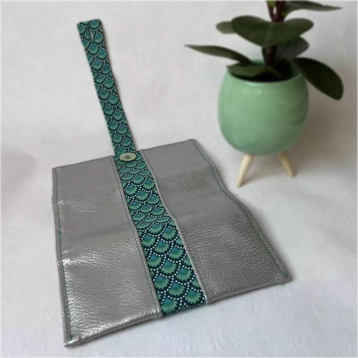 Blague à tabac artisanale argentée et turquoise avec motif écailles par CATASTROFF