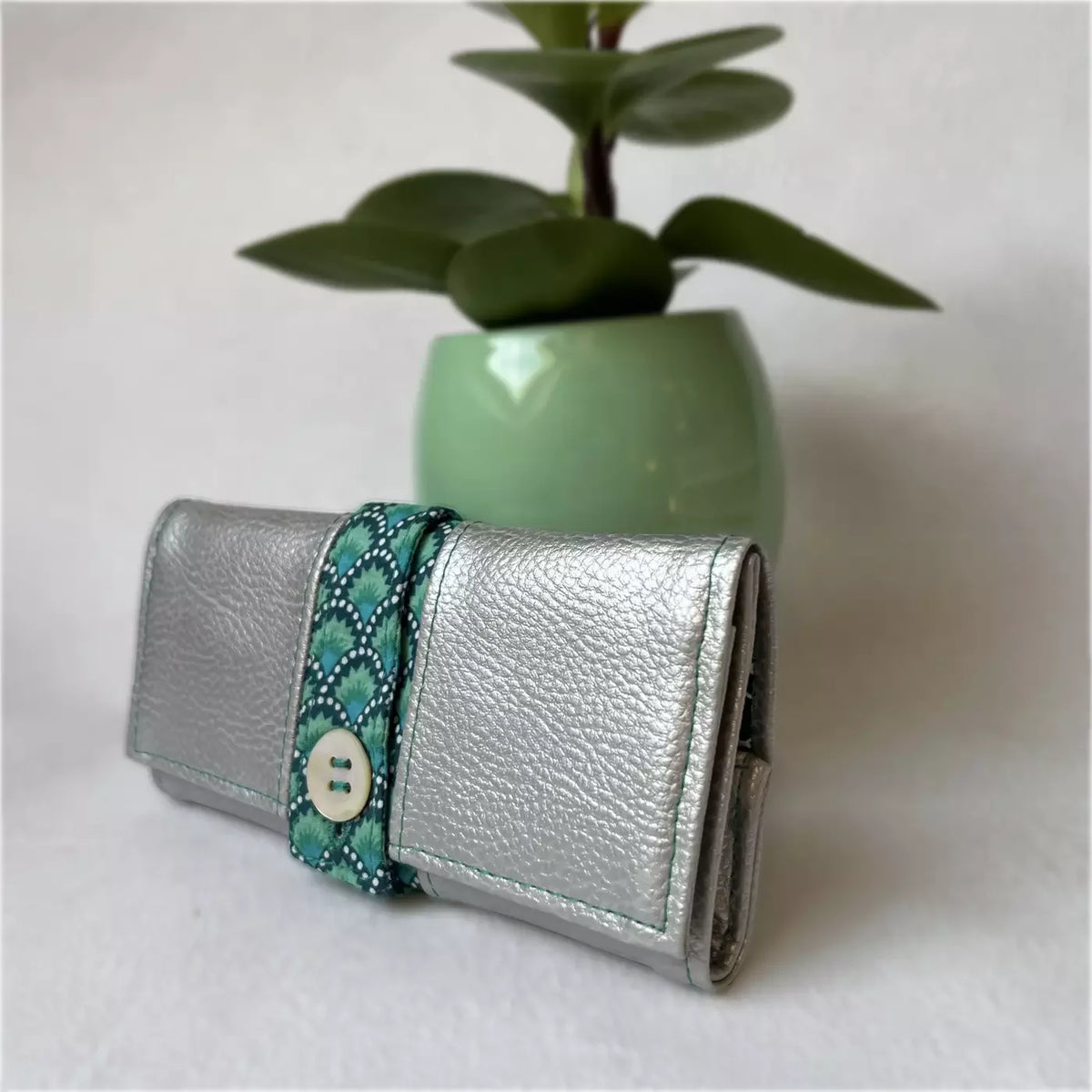 Blague à tabac argenté et turquoise avec motif géométrique et bouton, CATASTROFF