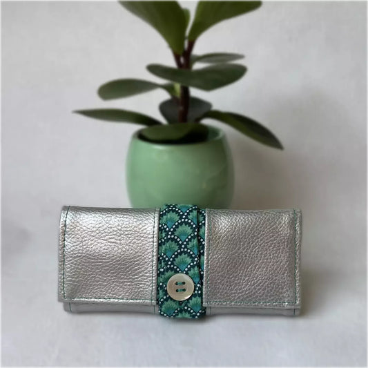Blague à tabac argentée et turquoise avec motif ethnique et bouton, par CATASTROFF