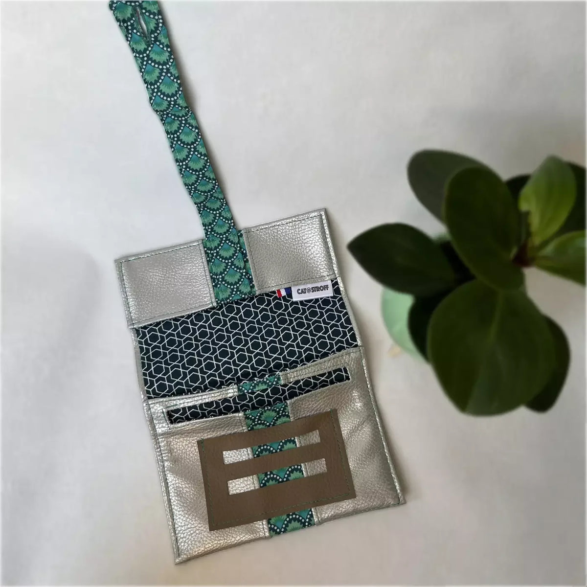 Blague à tabac artisanale argentée et turquoise avec motifs géométriques par CATASTROFF