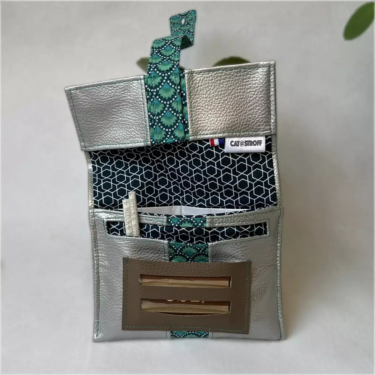 Blague à tabac artisanale argentée et turquoise avec motif géométrique CATASTROFF