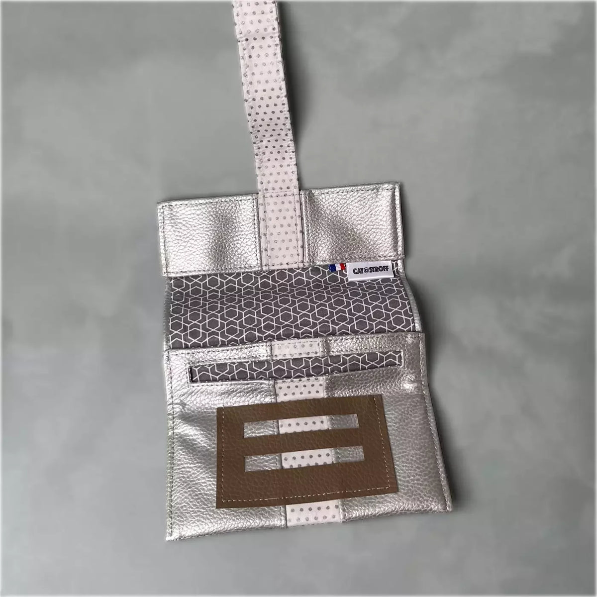 Blague à tabac Lune Argentée artisanale en textile argenté brillant par CATASTROFF