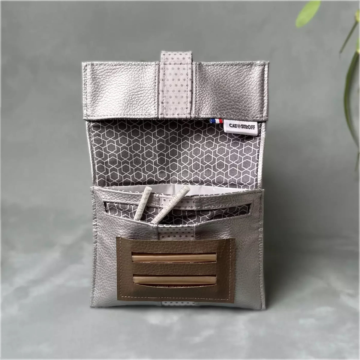 Blague à tabac artisanale Lune Argentée par CATASTROFF avec motif géométrique gris.