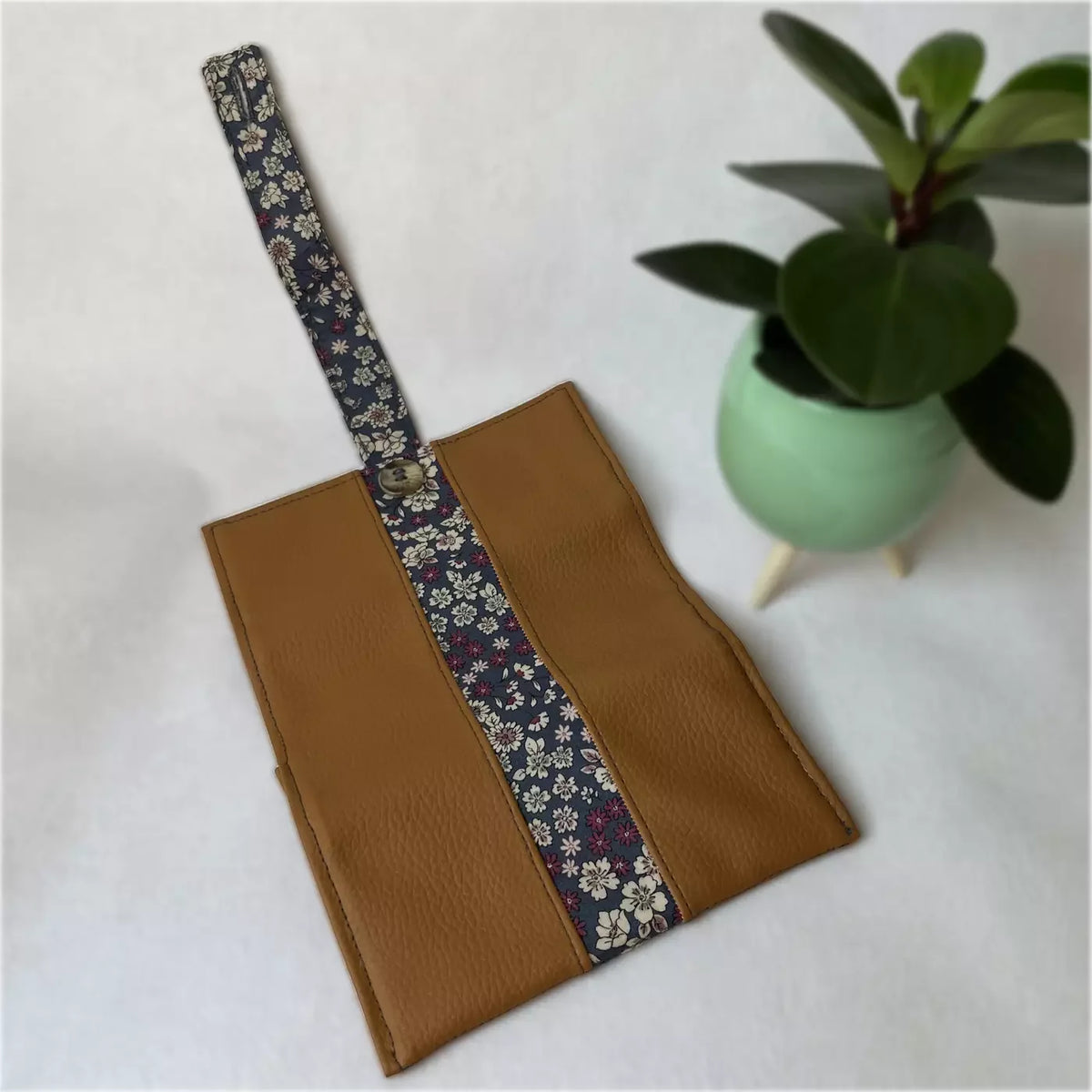 Blague à tabac Camel Fleuri en cuir marron et tissu fleuri par CATASTROFF