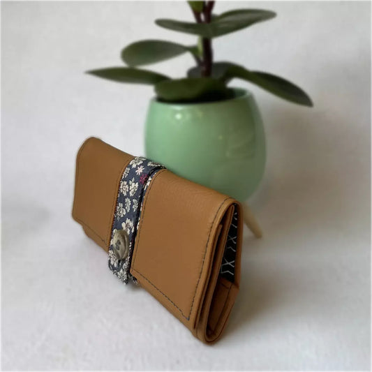 Blague à tabac Camel Fleuri artisanale avec motif floral bleu par CATASTROFF