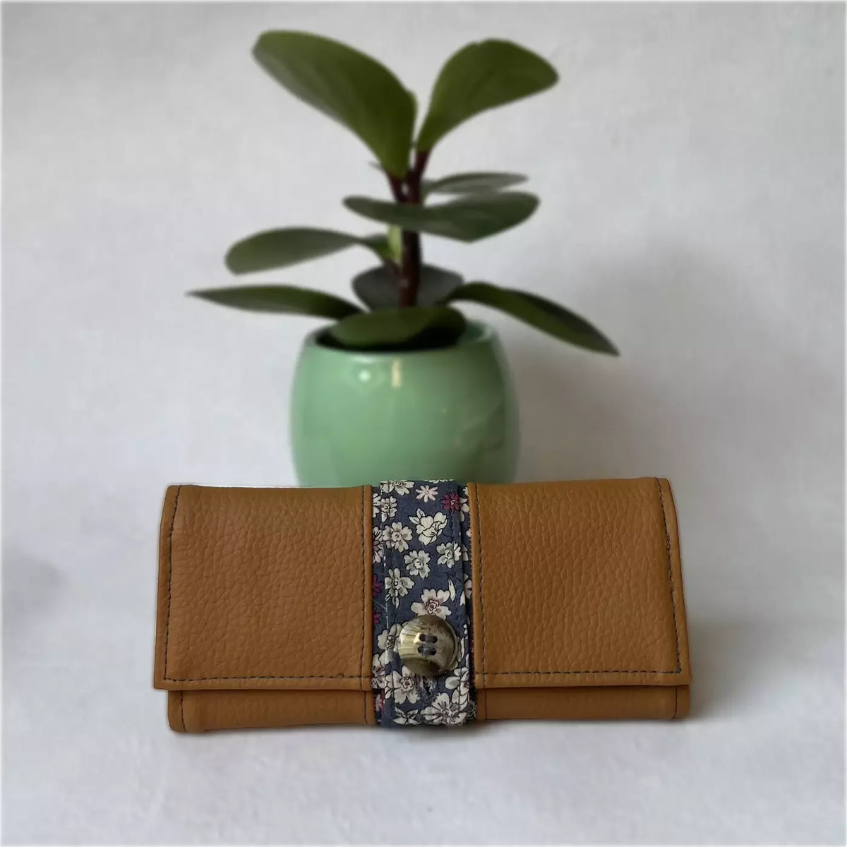 Blague à tabac Camel Fleuri en cuir marron avec détail floral et bouton