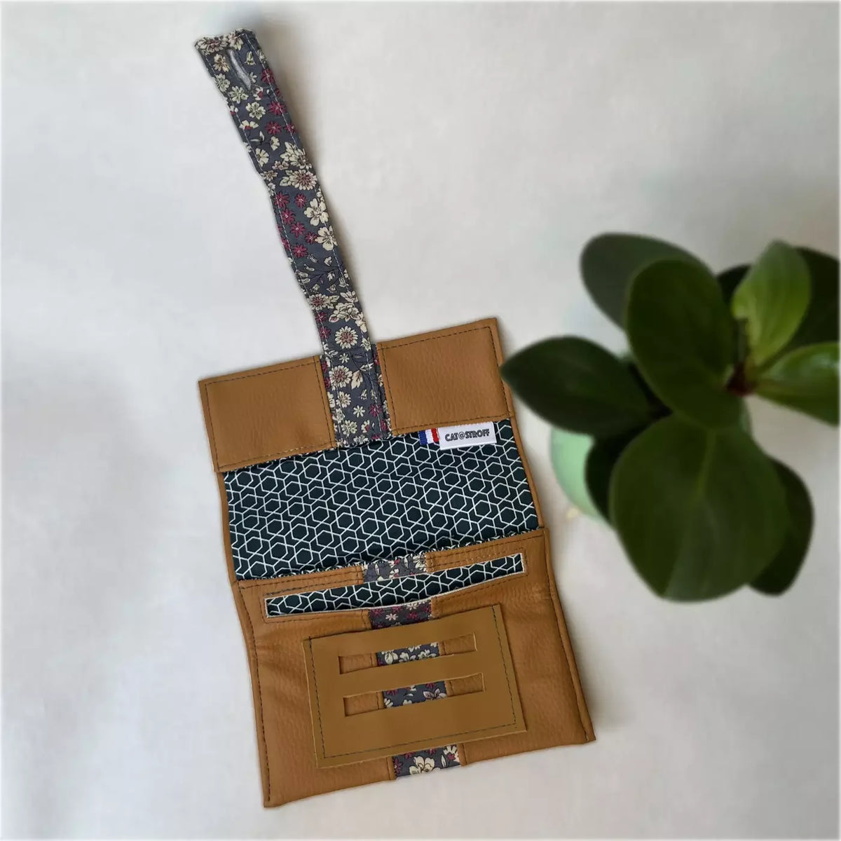 Blague à tabac Camel Fleuri artisanale en cuir marron et tissu floral par CATASTROFF