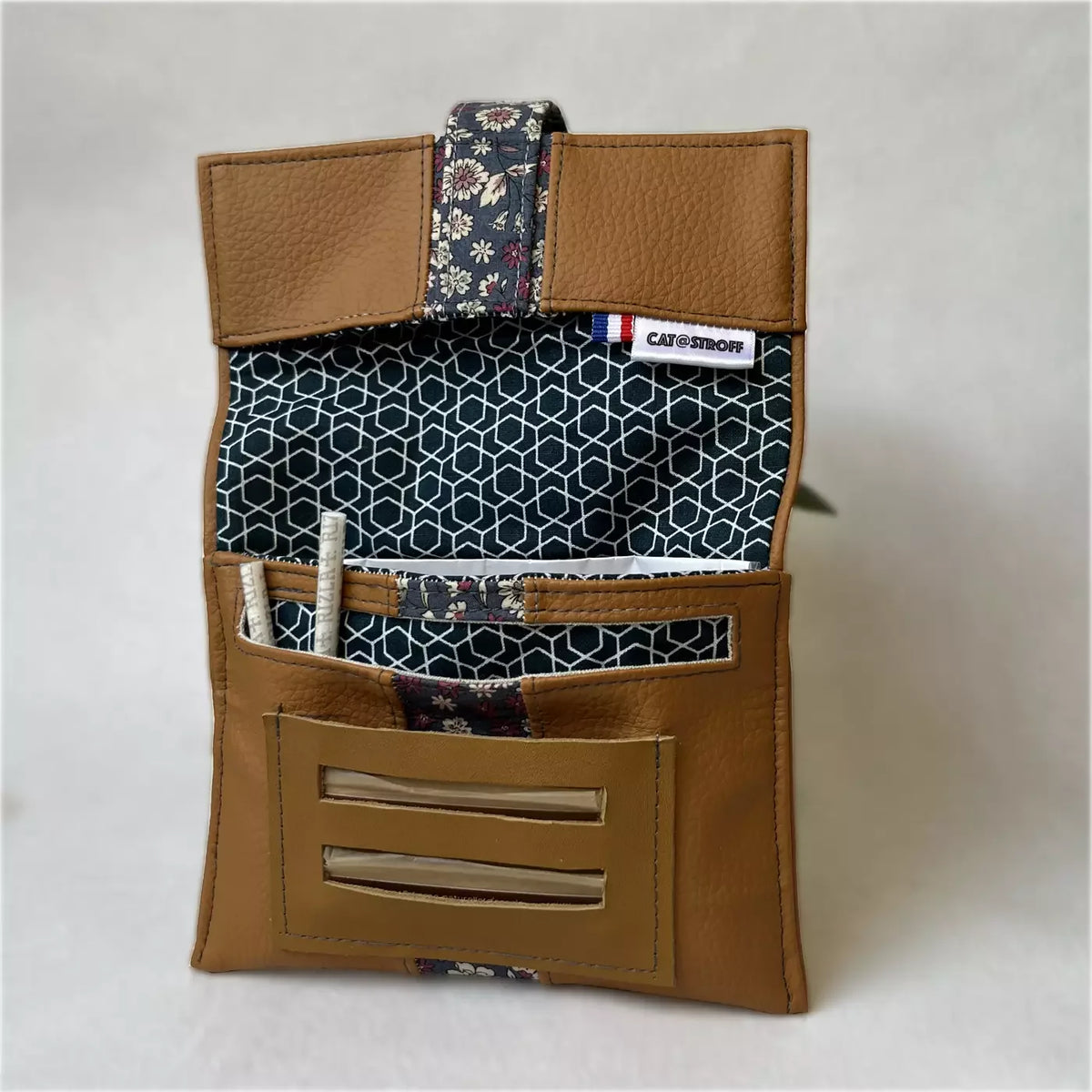Blague à tabac Camel Fleuri en cuir marron avec doublure géométrique CATASTROFF