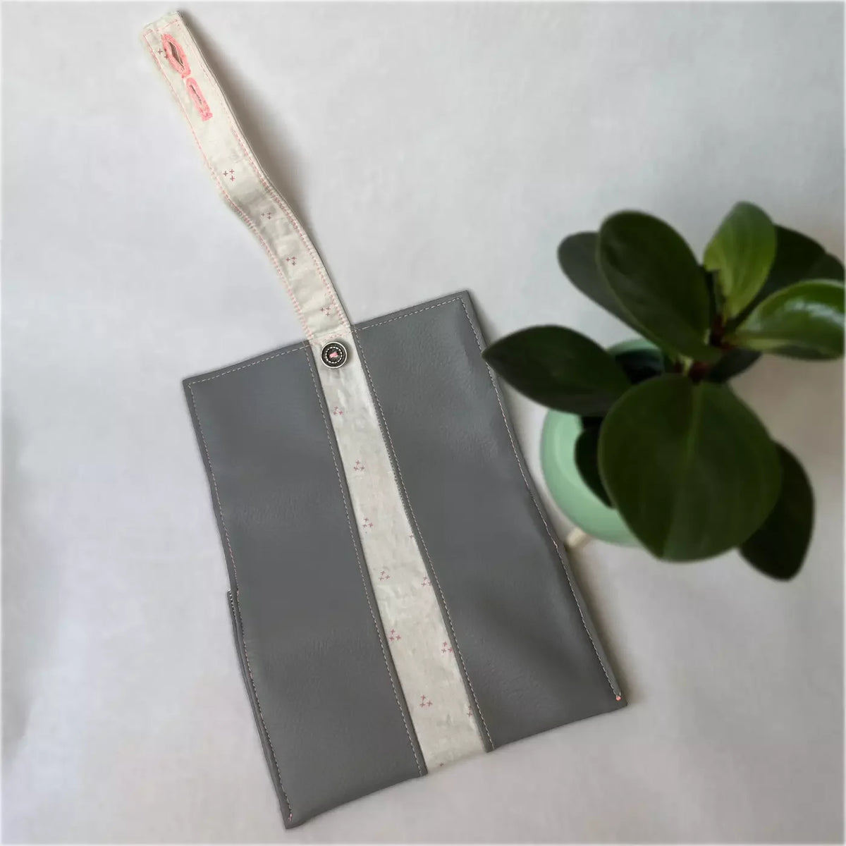 Blague à tabac Urban en cuir gris et tissu blanc par CATASTROFF