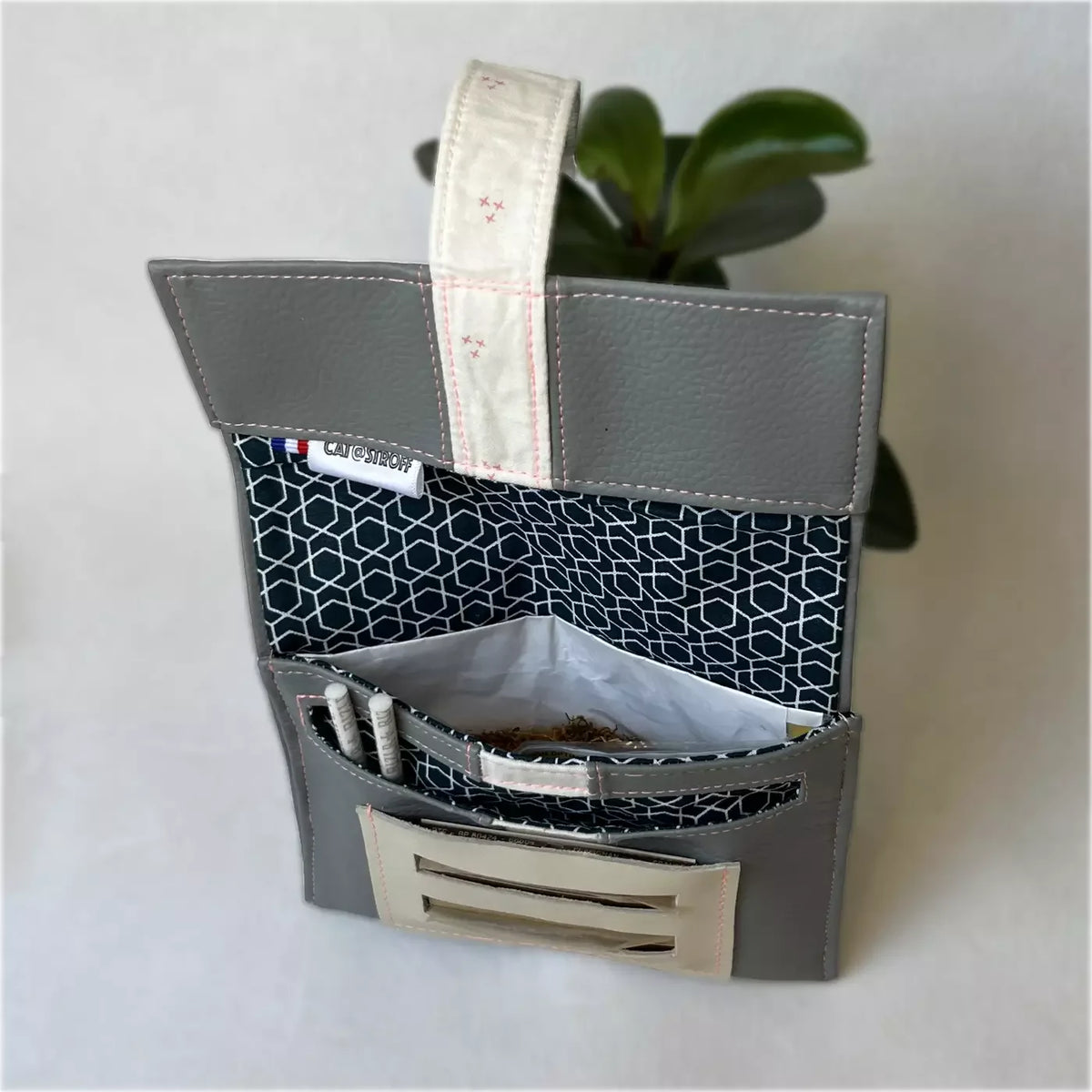 Blague à tabac Urban de CATASTROFF en cuir gris et tissu géométrique noir.