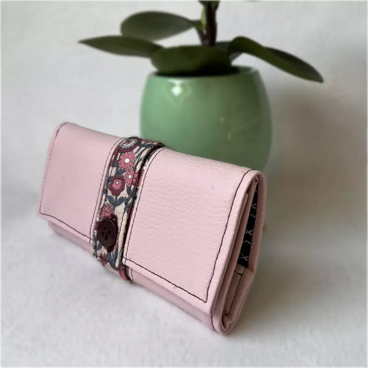 Blague à tabac Pastel Bohème en cuir rose avec motif floral par CATASTROFF