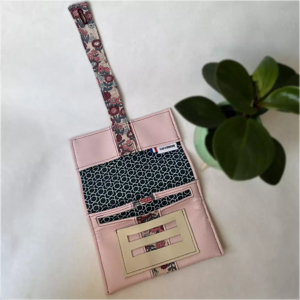 Blague à tabac Pastel Bohème CATASTROFF en cuir rose et tissu floral.