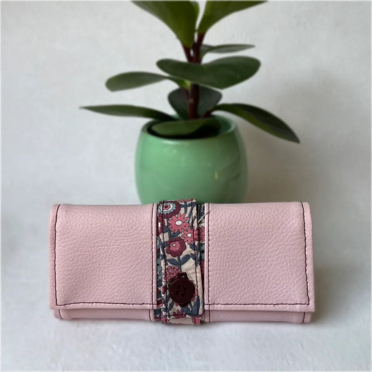 Blague à tabac Pastel Bohème en cuir rose avec motif floral artisanal CATASTROFF