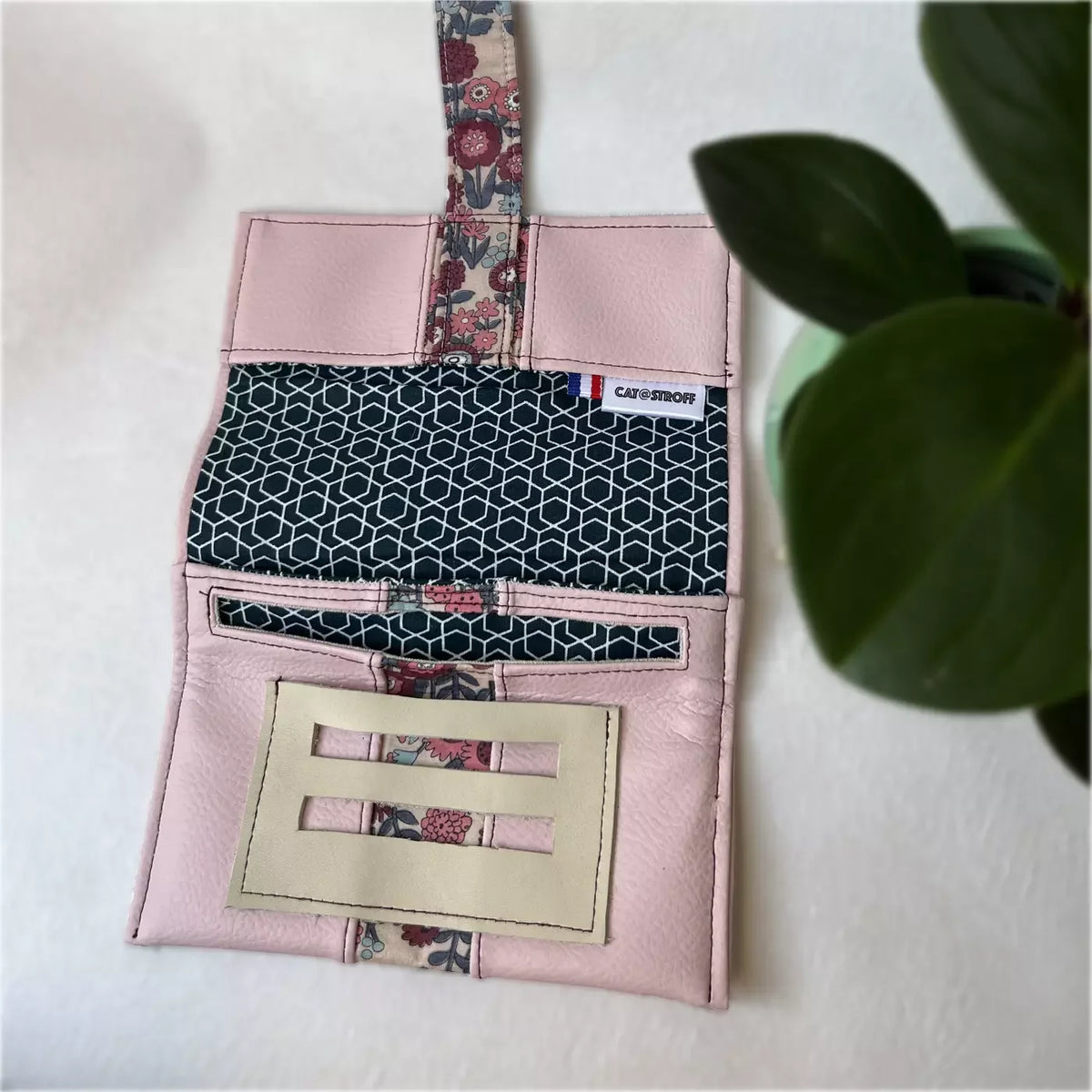 Blague à tabac Pastel Bohème de CATASTROFF en tissu rose et motifs floraux.