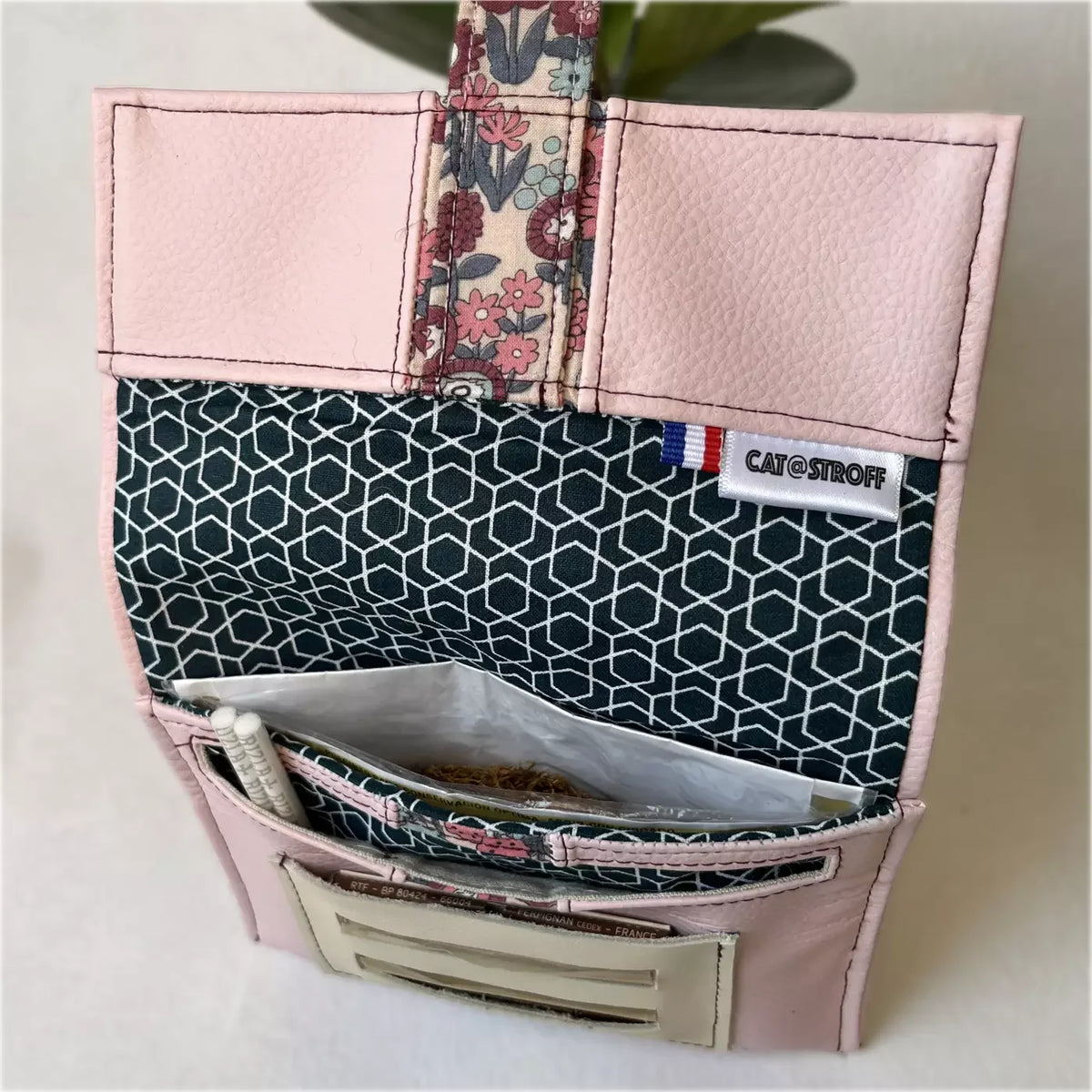 Blague à tabac Pastel Bohème de CATASTROFF en similicuir rose et motif géométrique.
