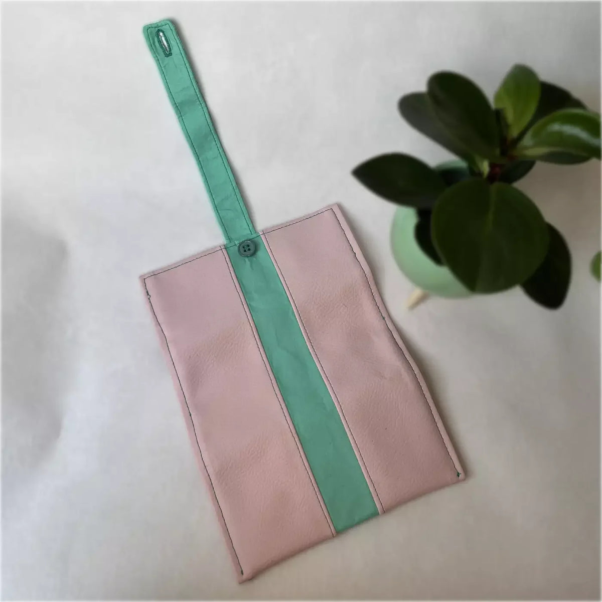 Blague à tabac artisanale CATASTROFF en cuir rose et vert menthe.