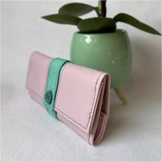 Blague à tabac artisanale rose et turquoise de la marque CATASTROFF