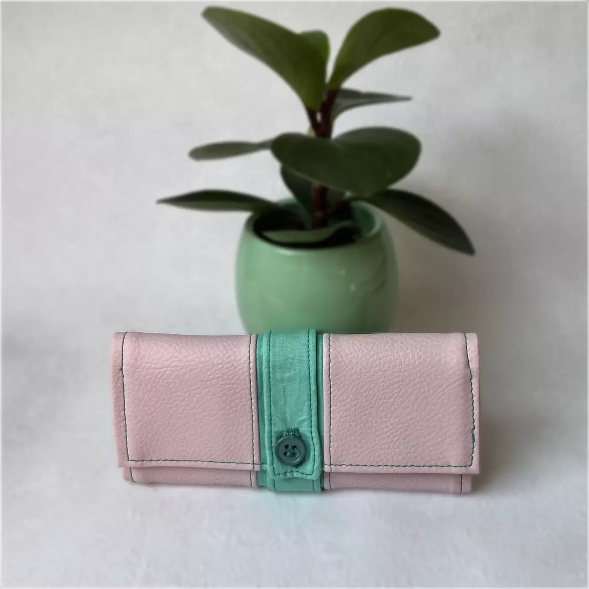 Blague à tabac Pink Cadillac en cuir rose et vert de CATASTROFF