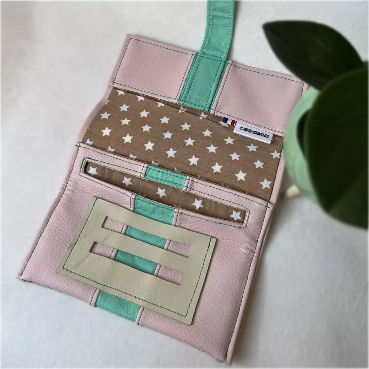Blague à tabac Pink Cadillac artisanale par CATASTROFF, motif étoiles et rose pastel.