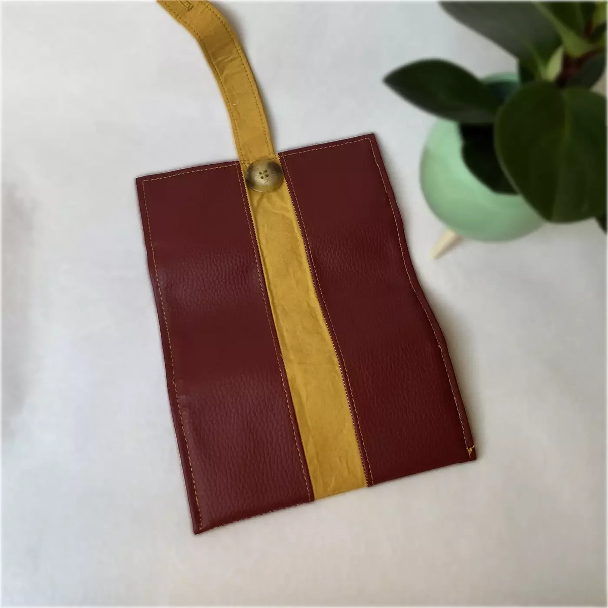 Blague à tabac artisanale CATASTROFF en cuir rouge et moutarde avec bouton