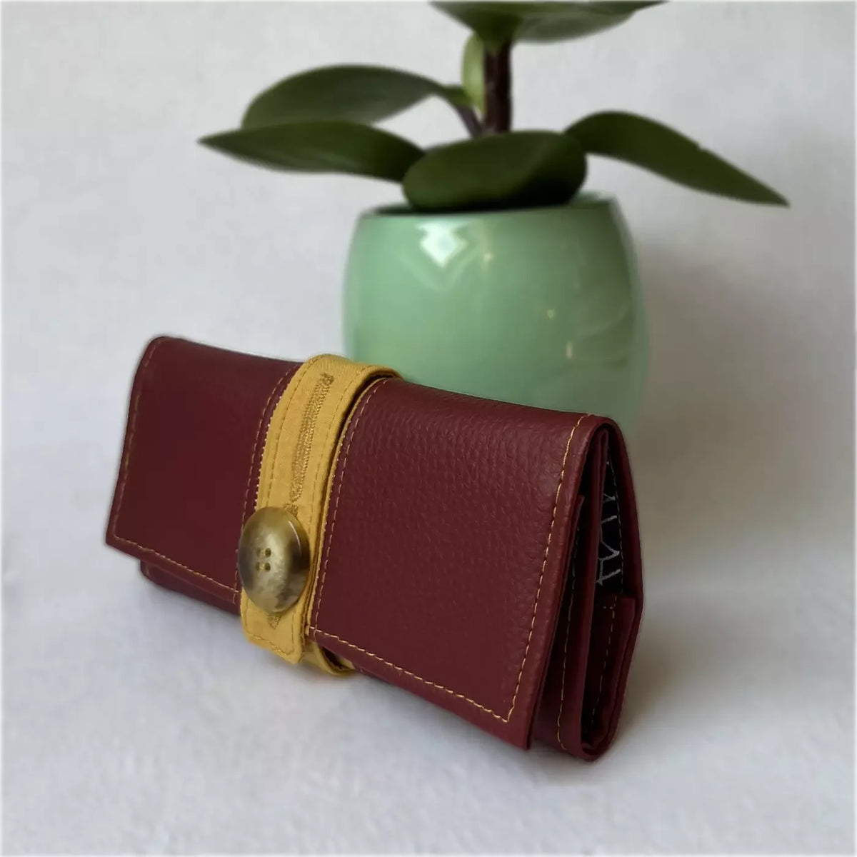 Blague à tabac artisanale CATASTROFF en cuir rouge et moutarde avec bouton