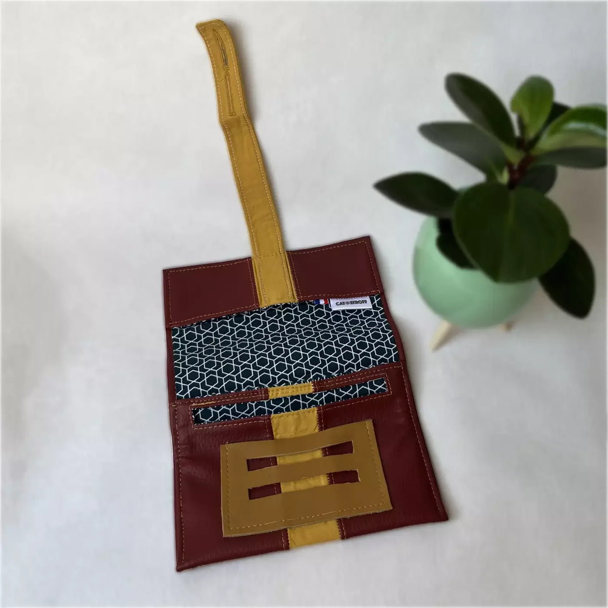 Blague à tabac artisanale CATASTROFF rouge et moutarde avec doublure à motifs géométriques.