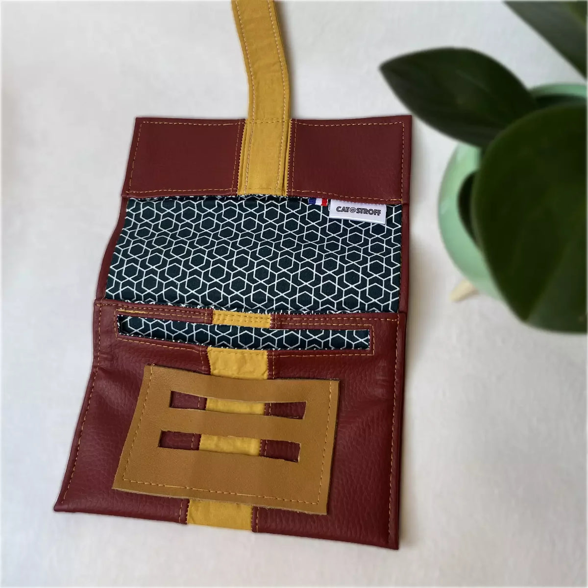 Blague à tabac CATASTROFF rouge et moutarde avec doublure bleue à motifs géométriques.