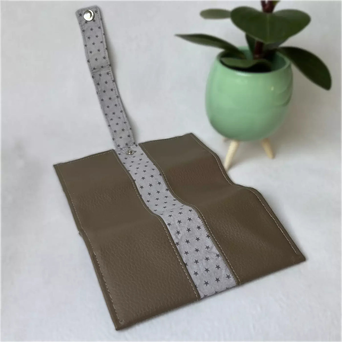 Blague à tabac artisanale Étoile Taupe avec motif étoiles par CATASTROFF
