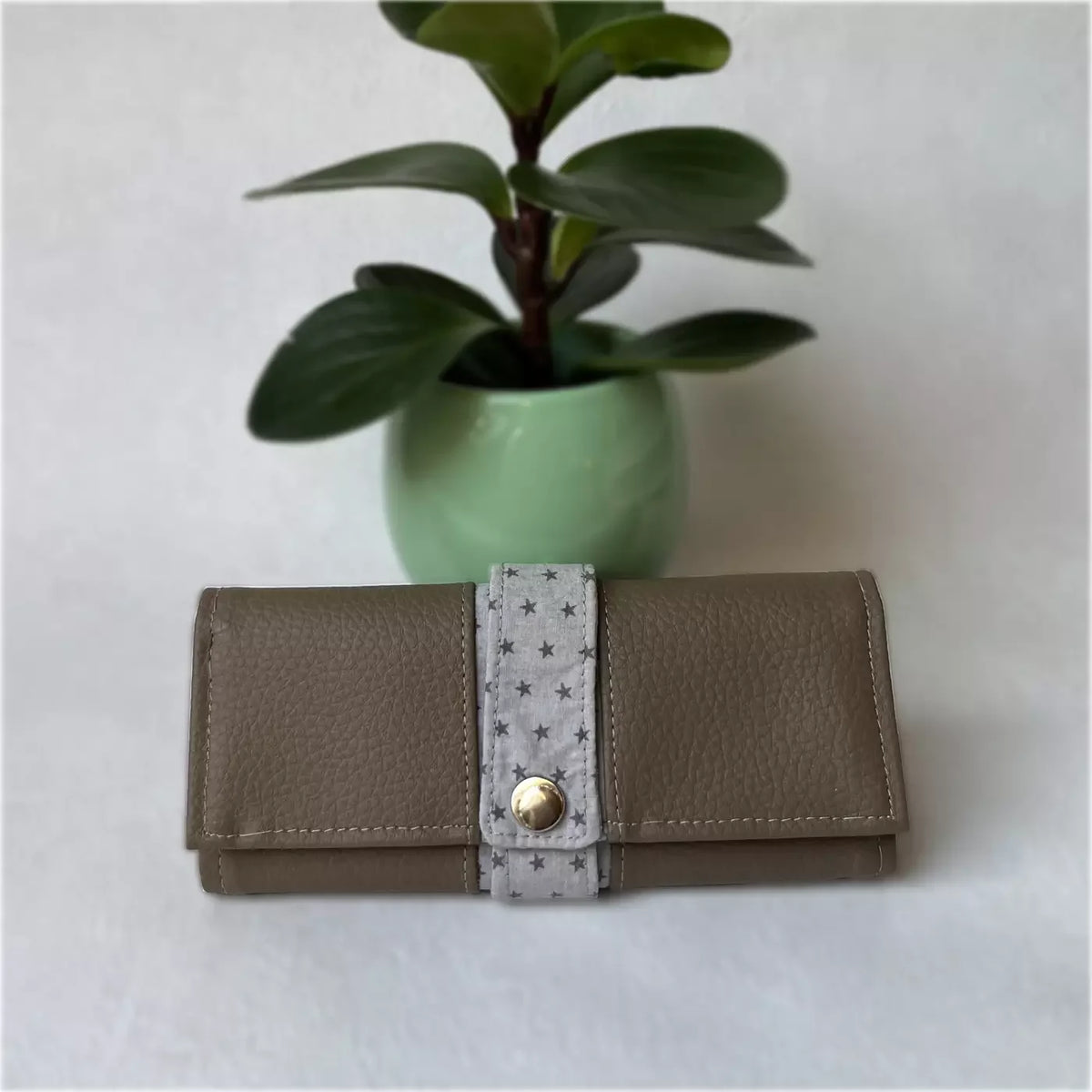 Blague à tabac Étoile Taupe artisanale par CATASTROFF avec motif étoiles.