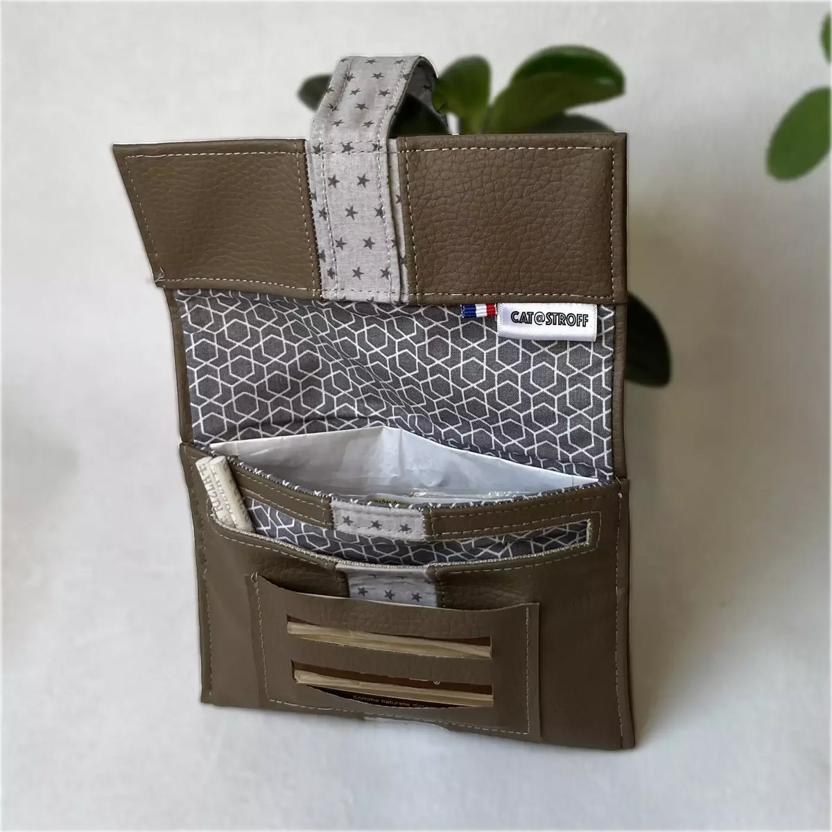 Blague à tabac artisanale Étoile Taupe de la marque CATASTROFF avec motif étoiles.