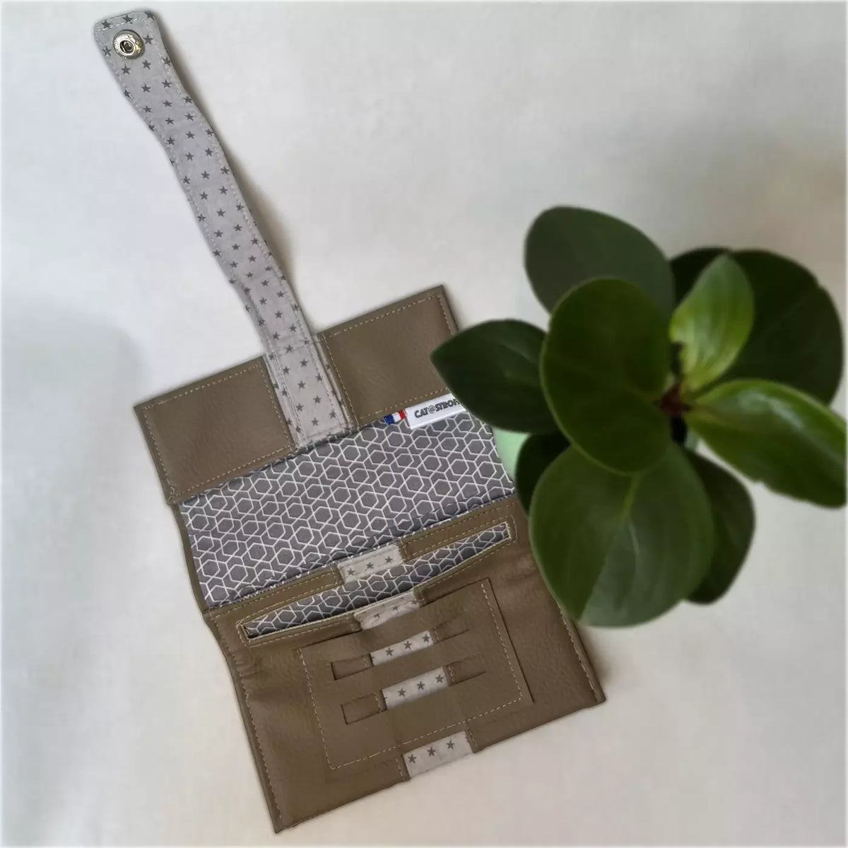 Blague à tabac Étoile Taupe en tissu artisanal par CATASTROFF