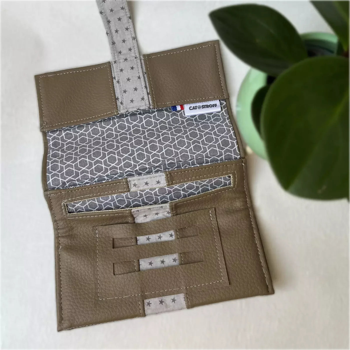 Blague à tabac artisanale Étoile Taupe de CATASTROFF en cuir et textile à motifs.
