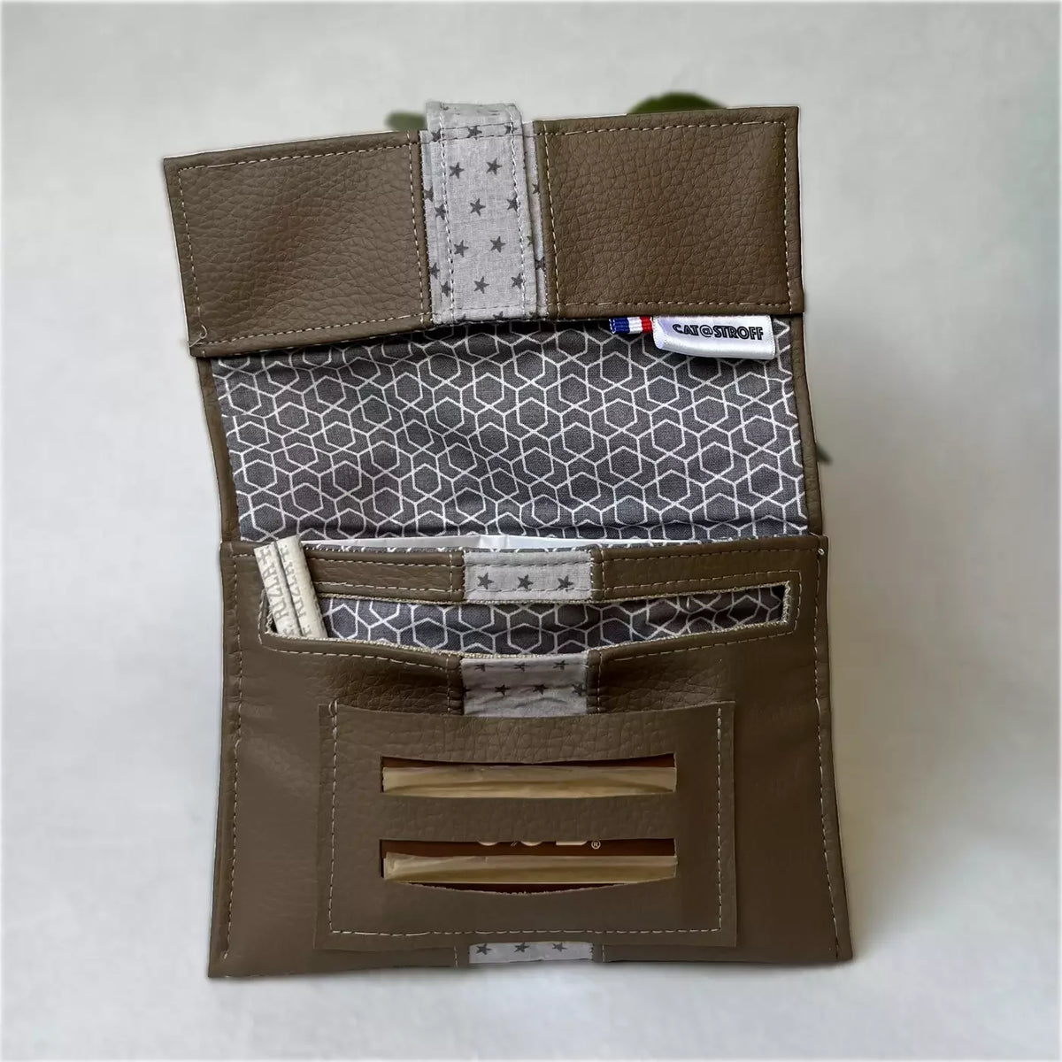 Blague à tabac Étoile Taupe en cuir avec motif étoilé par CATASTROFF