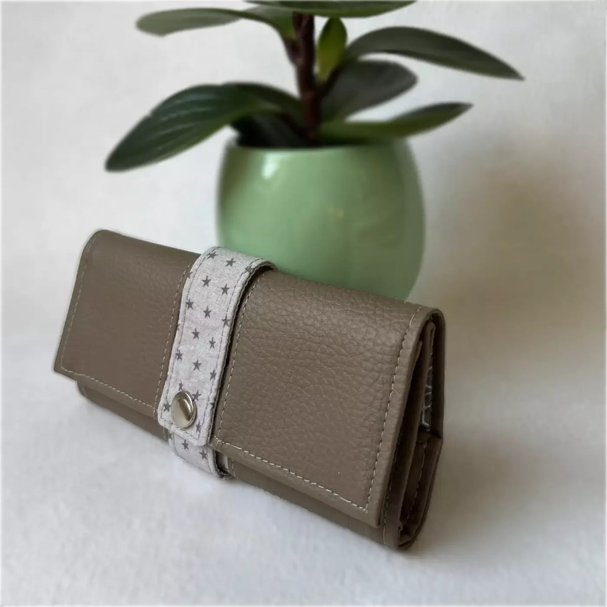 Blague à tabac en cuir taupe avec motif étoiles par CATASTROFF