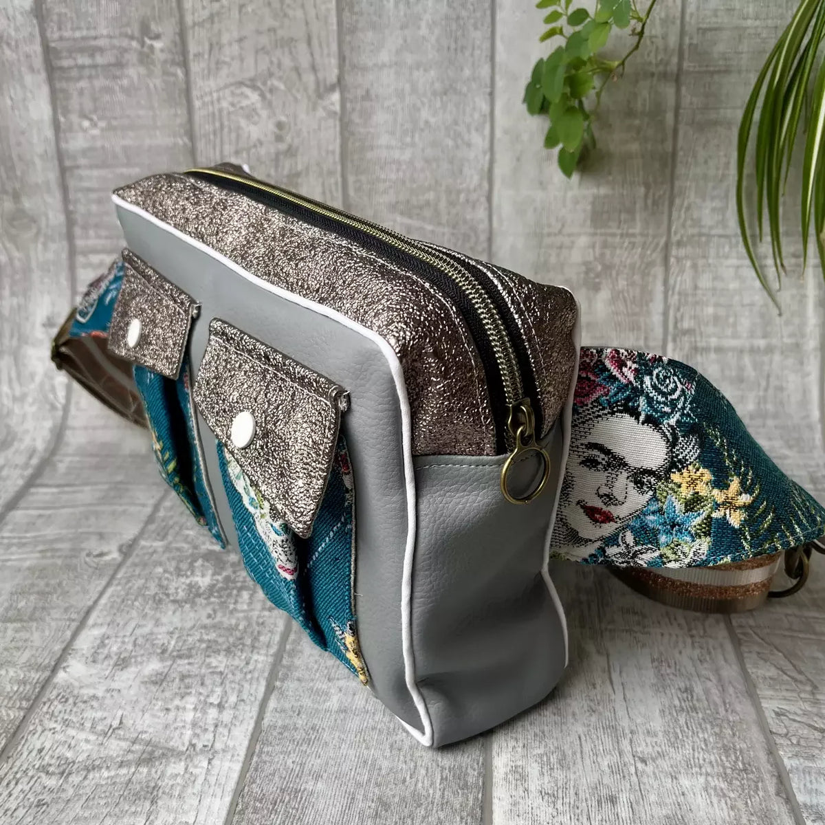 Sac banane chic La Frida en cuir gris et tissu floral coloré par Catastroff