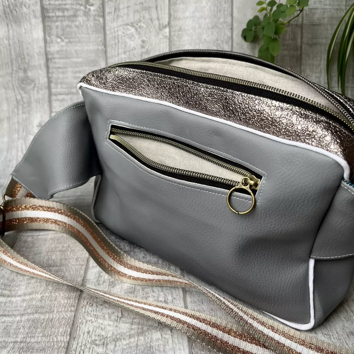 Sac banane chic La Frida de Catastroff en cuir gris avec détails métallisés