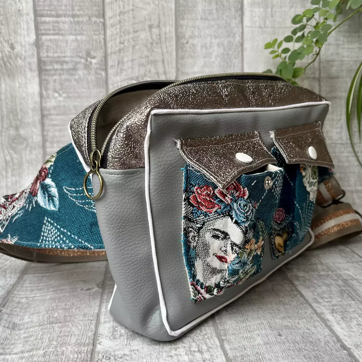 Sac banane chic La Frida de Catastroff en similicuir gris et tissu floral artistique.
